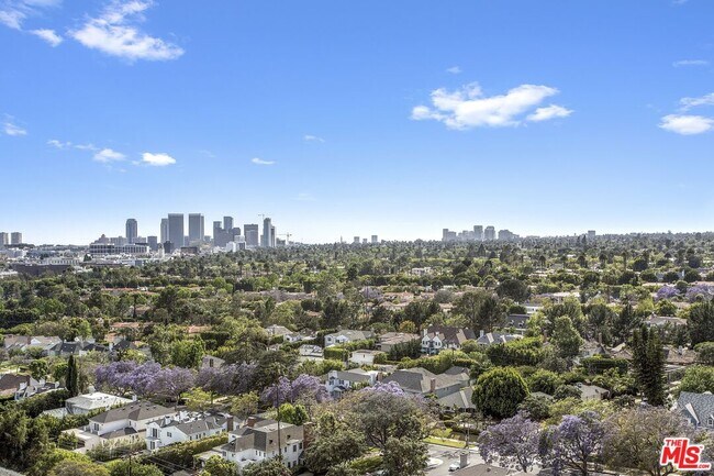 Building Photo - 838 N Doheny Dr