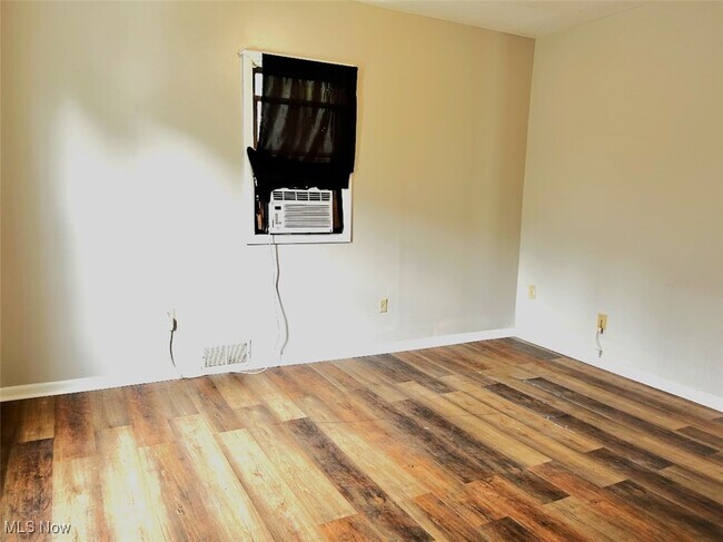 Building Photo - 634 Cove Rd
