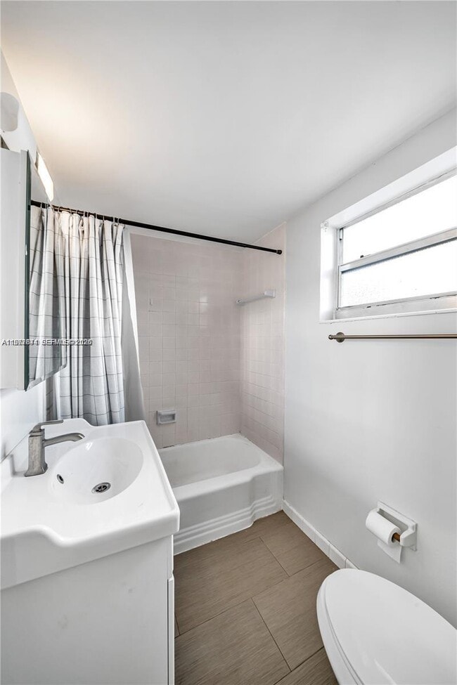 Building Photo - 650 Coral Wy