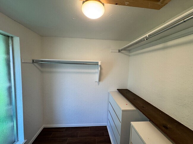 Building Photo - Charming and spacious with thoughtful updates! This 3 bed 2 bath feels new and trendy, schedule y...