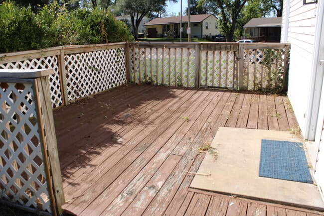 Building Photo - Spacious 3 Bedroom and 1 full bath home in...