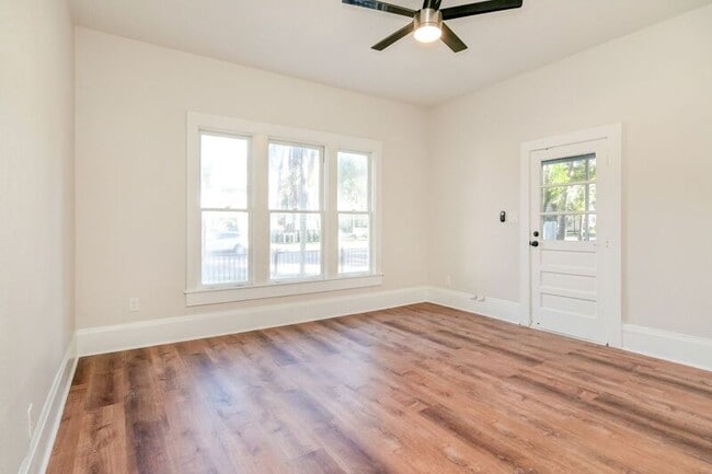 Building Photo - 606 S Park Ave