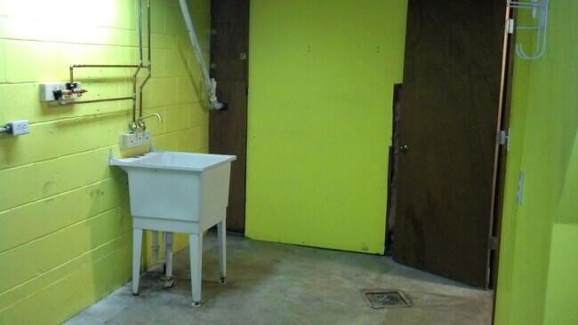 Building Photo - 3 Bedroom, 1 Bath Home with Hardwood Floors!