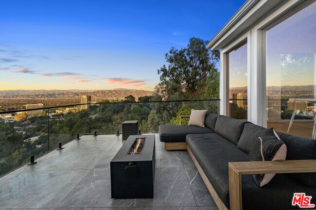 Building Photo - 3541 Multiview Dr