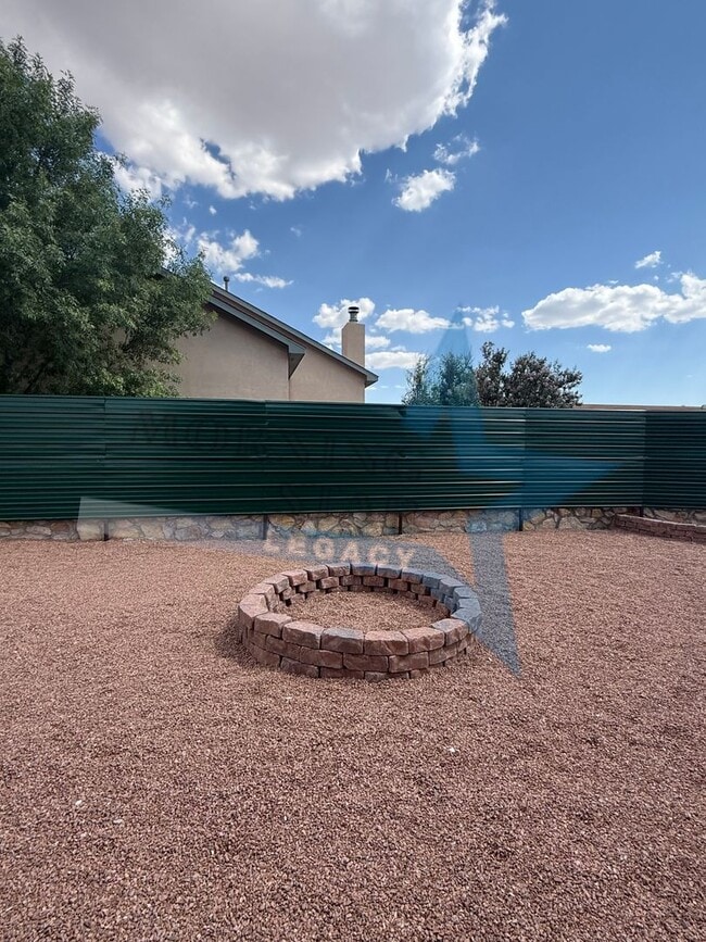 Building Photo - Inviting 3 bedroom 2.5 bath waiting to be ...