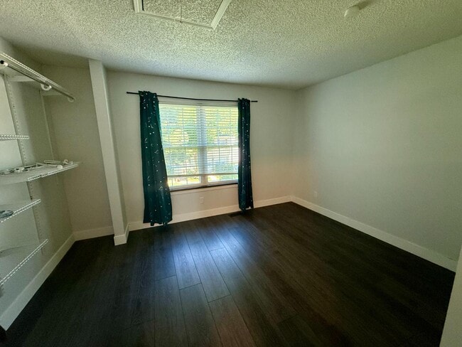 Building Photo - 3646 Queen Anne Way
