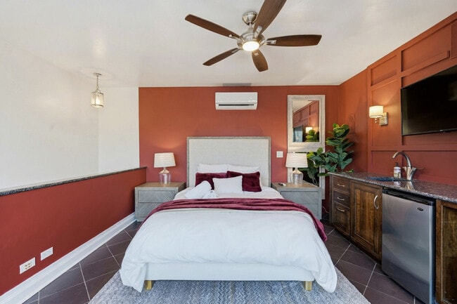 Building Photo - 657 N Carpenter St