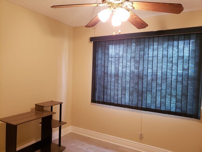 Building Photo - Oaks IV  Condominium-First Floor for Annual Rent