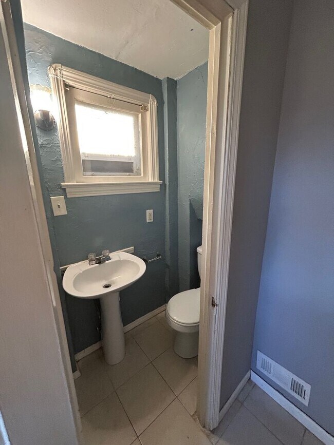 Building Photo - Charming 3-Bedroom Property in Prime Location