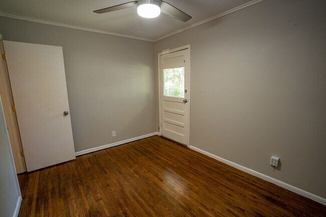 Building Photo - 3 Bed 1 Bath MIDTOWN home!!