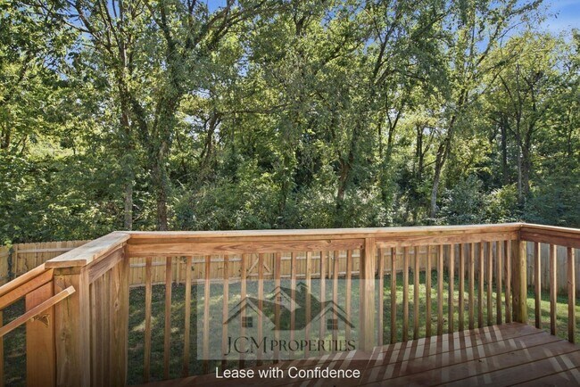 Building Photo - 700 Cottonwood Dr