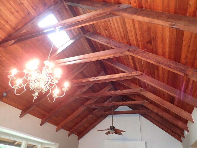Building Photo - 525 Hidden Creek Dr
