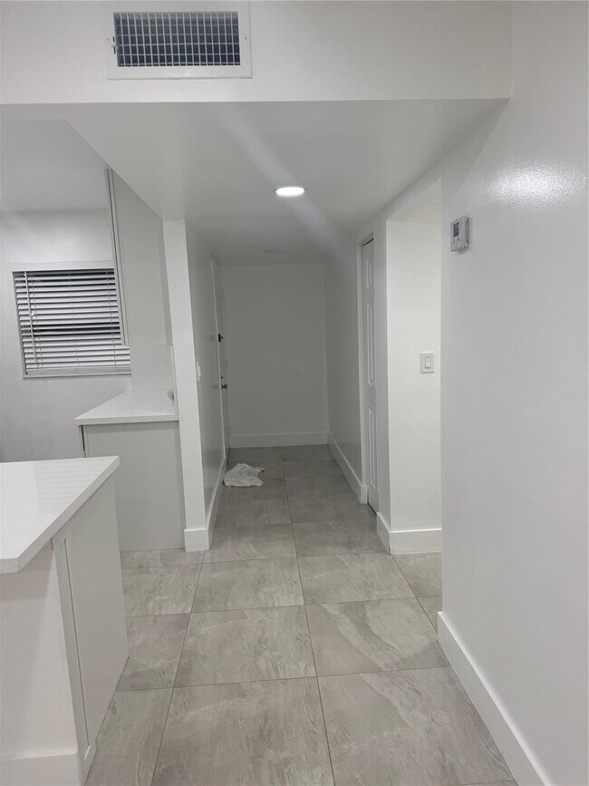 Building Photo - 5515 N Lakewood Cir