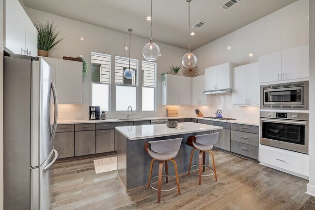 Building Photo - 6205 Seville Dr
