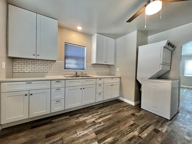 Building Photo - Newly Remodeled 2 Bed, 1 Bath Upper Unit in Greeley!