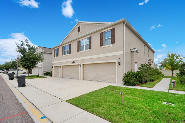 Building Photo - Spacious 3-Bdrm Townhome in Orlando's Gate...