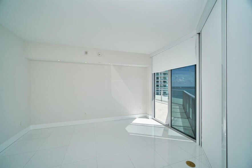 Building Photo - 1300 Brickell Bay Dr