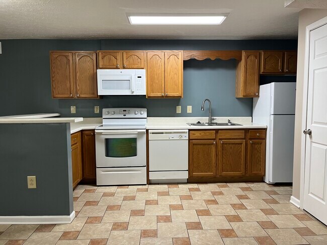 Building Photo - 464 E Red Bud Rd