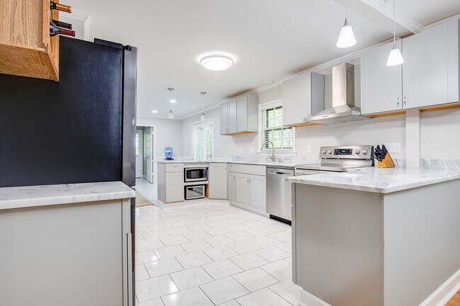 Building Photo - 3010 Fox Chase Dr