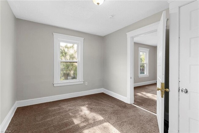 Building Photo - 2064 Halstead Ave