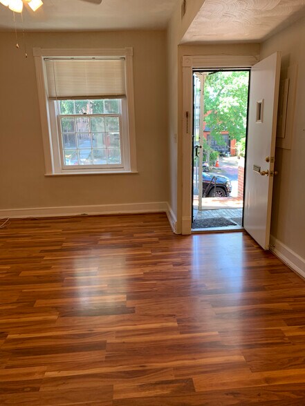 Building Photo - 527 9th St NE