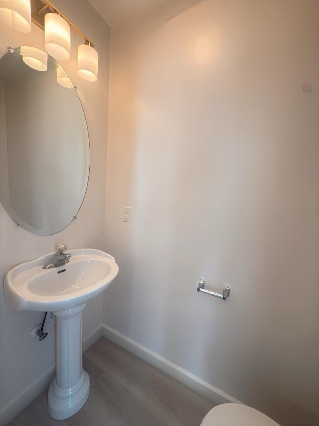 Building Photo - 986 Aztec Dr