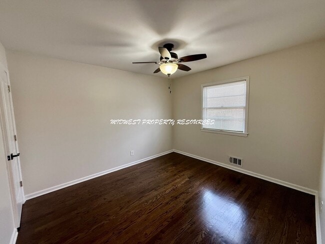 Building Photo - 2 Bed | 1 Bath Duplex Near Downtown Lee’s Summit