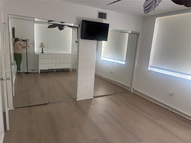 Building Photo - 713 Collins Ave