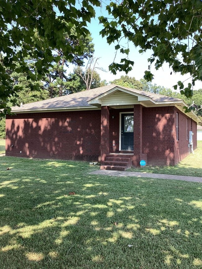 Primary Photo - 124 W Nipper St