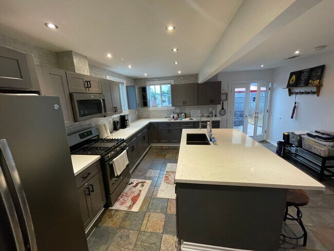 Building Photo - Charming 3 bedroom 3.5 bathroom in North Park