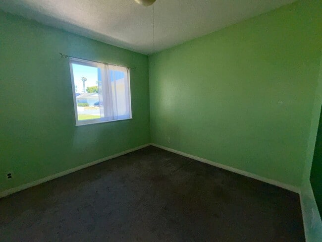 Building Photo - 4 Bed / 2 Bath Home for Rent in Huntington Beach