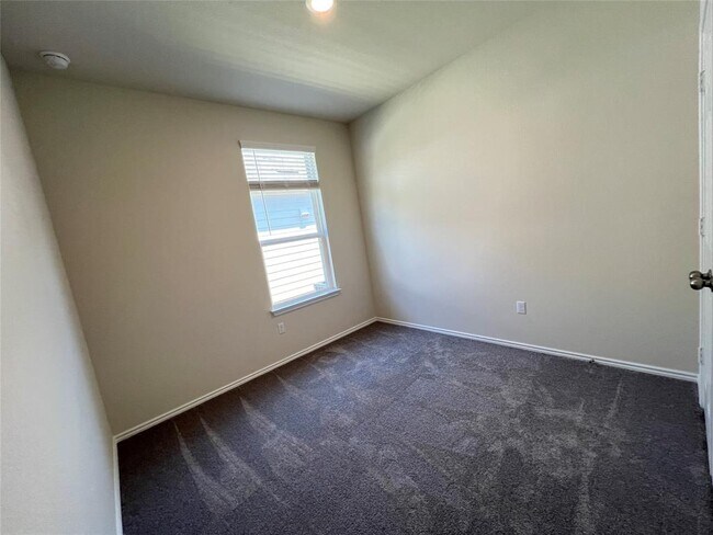 Building Photo - 561 Papaya Dr