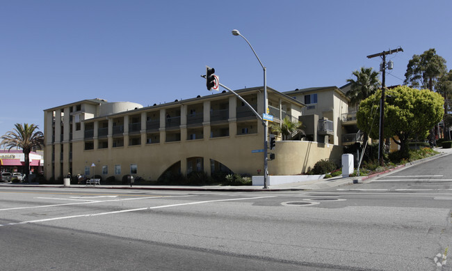 Primary Photo - Lincoln Court