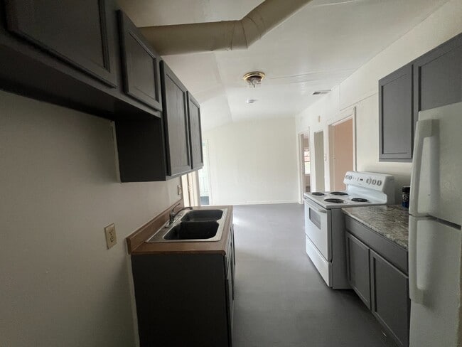 Building Photo - Spacious 3-Bed Apartment - Off-Street Parking, and Optional Garage