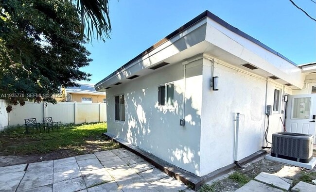 Building Photo - 716 NE 7th St