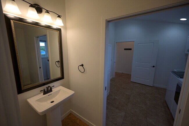 Building Photo - Modern & comfortable home in a country setting on 1 acre in Sequim