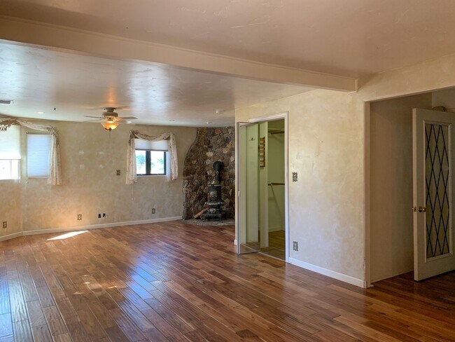 Building Photo - 2 Bedroom Country Home in Hollister