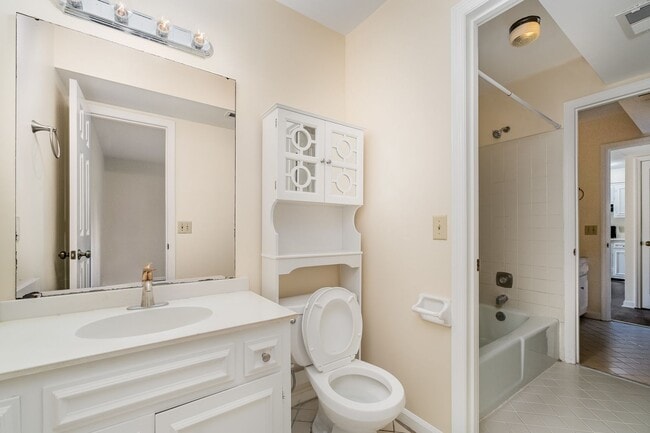 Building Photo - Desirable Brentwood Trace 2 Bedroom Condo ...