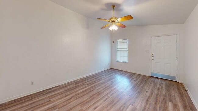 Building Photo - 204 W Truman Ave