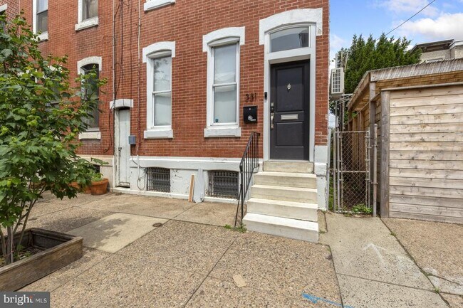 Building Photo - 331 E Thompson St