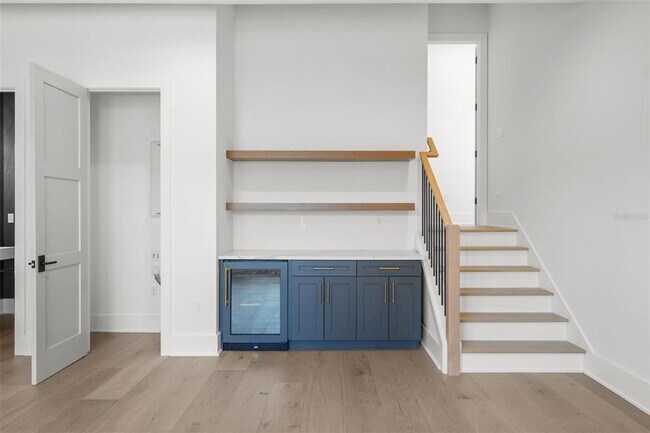 Building Photo - 5024 W Dickens Ave
