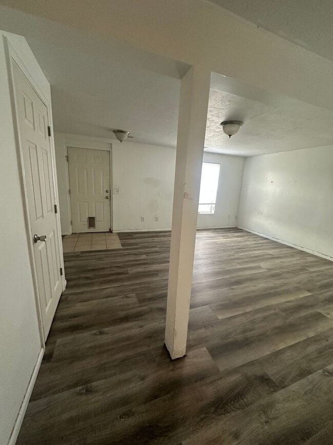 Building Photo - BEAUIFUL TOWNHOME!!!