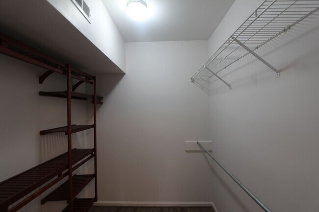 Building Photo - Wonderful and Large 3 Bedroom 2.5 Bath Townhome w/Garage