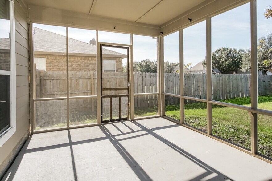 Building Photo - 121 Castle Dr