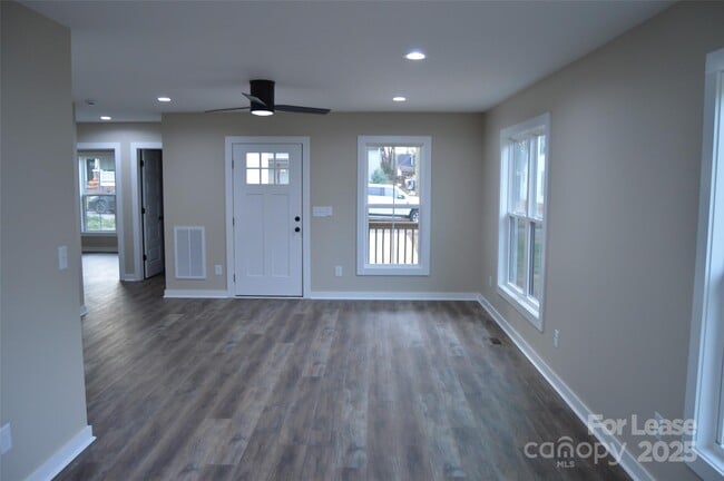 Building Photo - 620 W Bell St