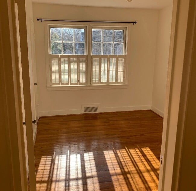 Building Photo - Charming three-bedroom in Irving Park area