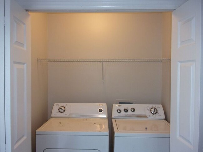 Building Photo - Recently Renovated 2 Bedroom 1 1/2 Bath To...