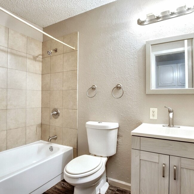 Building Photo - 3901 Royal Crest Dr