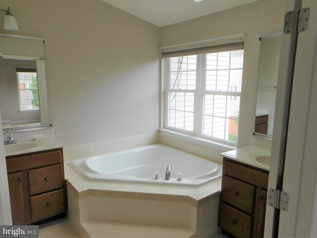 Building Photo - 907 Serenity Grove Terrace