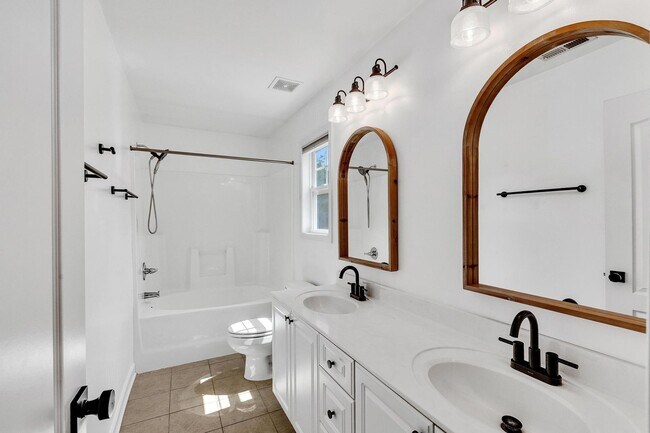 Building Photo - 3 bedroom with Community POOL!